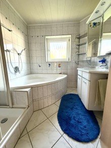 22 Attraktives Einfamilienhaus im Bungalow-Stil in Amerdingen. Modernisiert u. Sofort bezugsfertig!