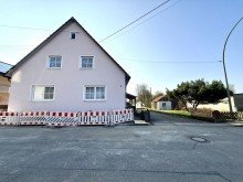 6 Familien und Pferdeliebhaber aufgepasst! Einfamilienhaus mit Stadel, Garagen und angrenzender Wiese!