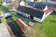 2 Familien und Pferdeliebhaber aufgepasst! Einfamilienhaus mit Stadel, Garagen und angrenzender Wiese!