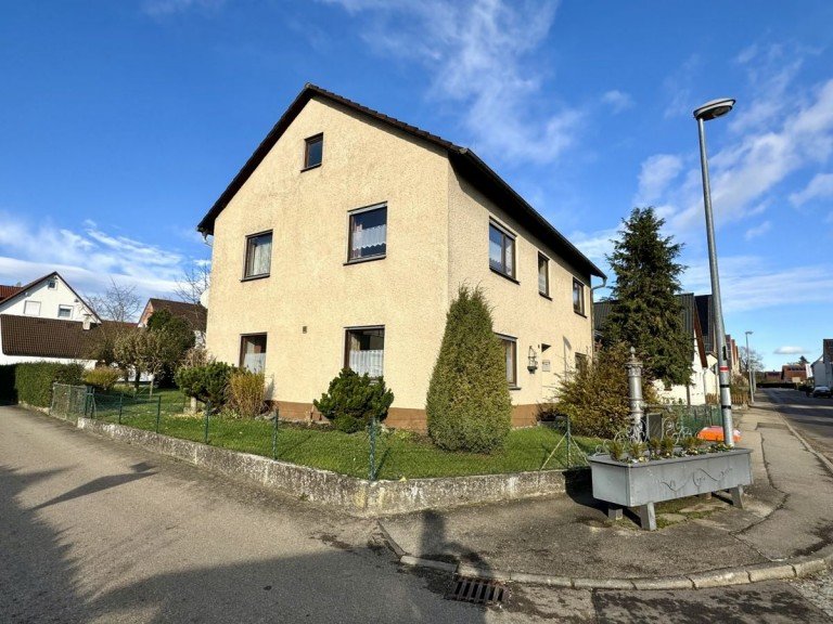 1 Eglingen Haus Rohdiamant sucht Familie! Attraktives Haus mit gro�em Grundst�ck in toller Lage von Eglingen !